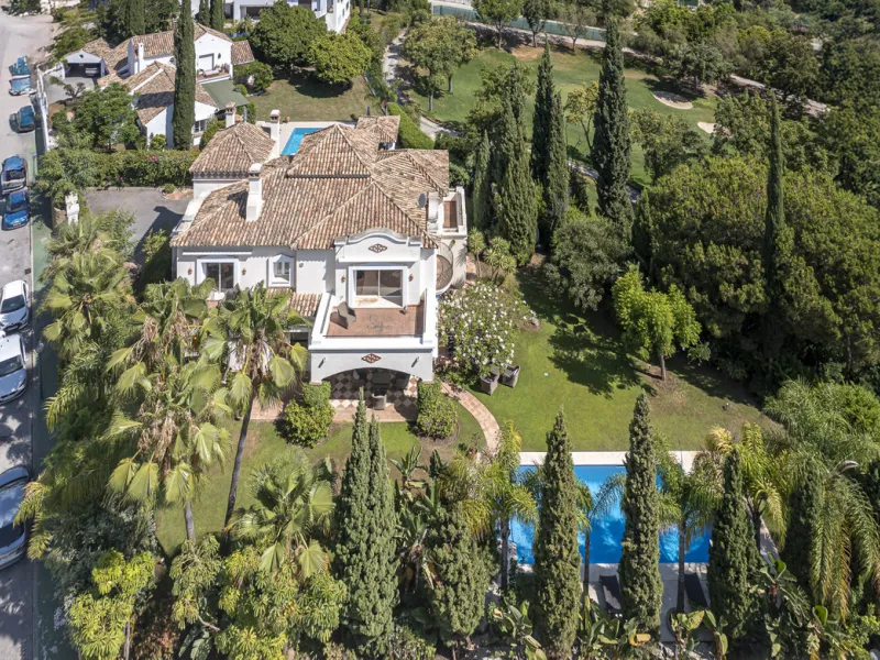 Set in the prestigious gated community of La Reserva de La Quinta in Benahavís, this Andalusian-inspired villa combines timeless architecture with a privileged frontline golf position. Surrounded by lush greenery, the property offers complete privacy, ele
