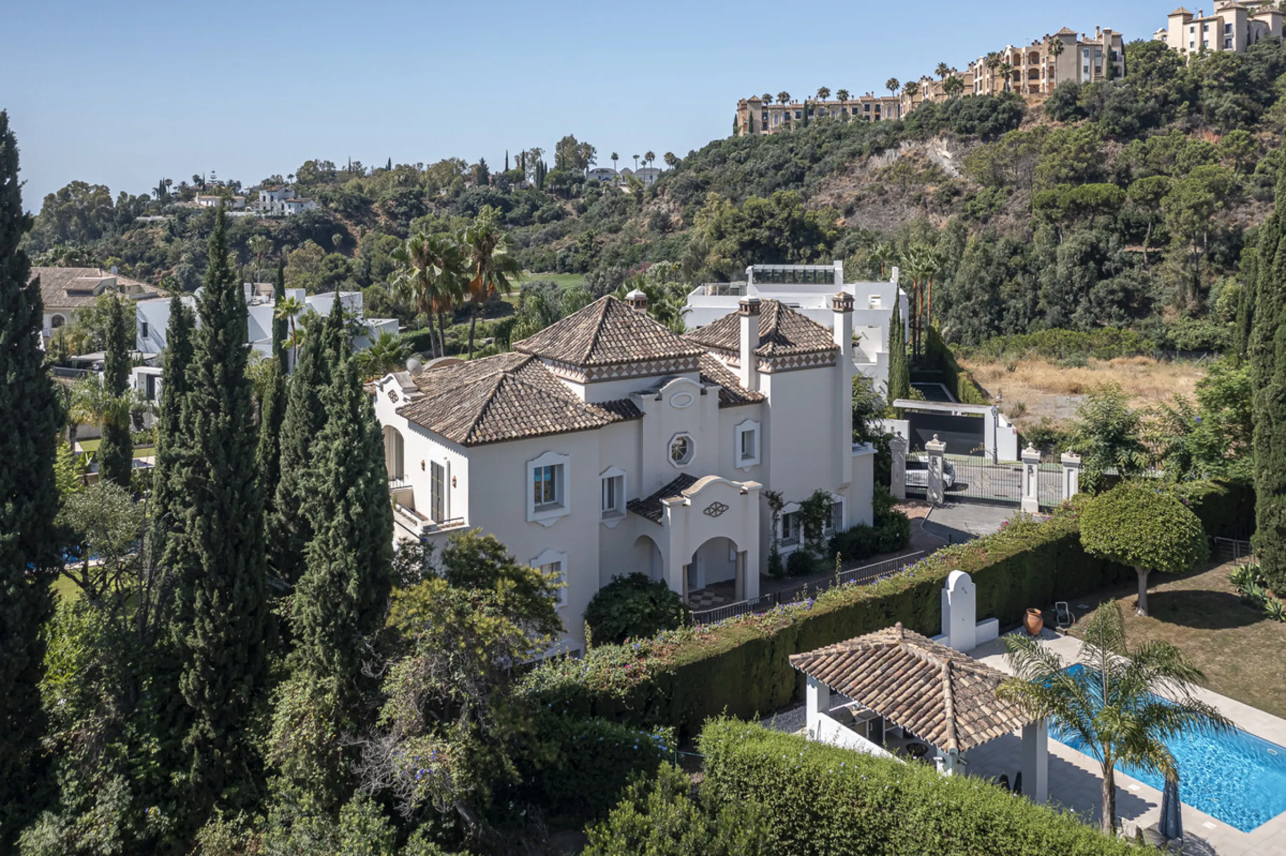 Set in the prestigious gated community of La Reserva de La Quinta in Benahavís, this Andalusian-inspired villa combines timeless architecture with a privileged frontline golf position. Surrounded by lush greenery, the property offers complete privacy, ele