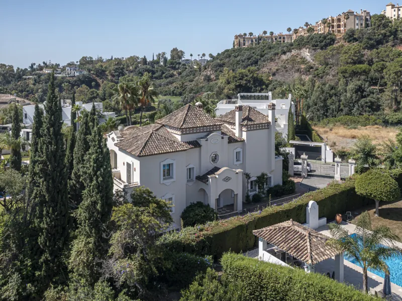 Set in the prestigious gated community of La Reserva de La Quinta in Benahavís, this Andalusian-inspired villa combines timeless architecture with a privileged frontline golf position. Surrounded by lush greenery, the property offers complete privacy, ele