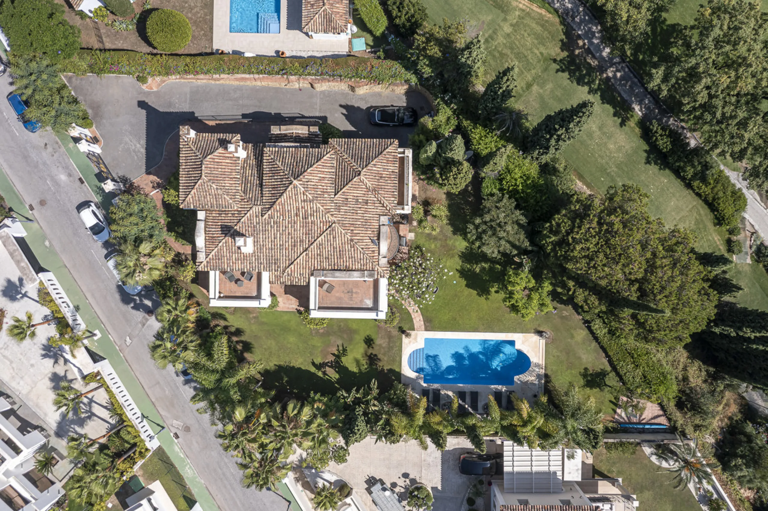 Set in the prestigious gated community of La Reserva de La Quinta in Benahavís, this Andalusian-inspired villa combines timeless architecture with a privileged frontline golf position. Surrounded by lush greenery, the property offers complete privacy, ele