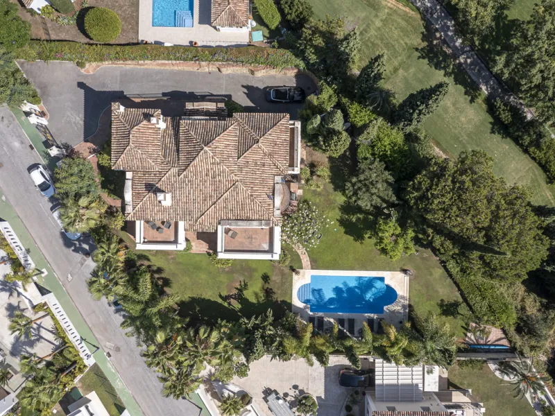 Set in the prestigious gated community of La Reserva de La Quinta in Benahavís, this Andalusian-inspired villa combines timeless architecture with a privileged frontline golf position. Surrounded by lush greenery, the property offers complete privacy, ele