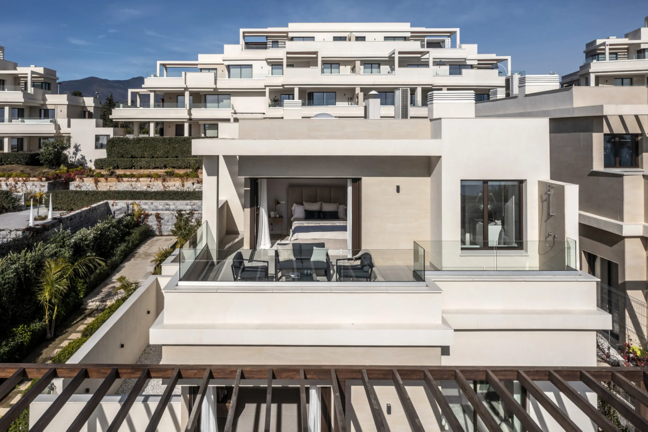 *** Spectacular Luxury Detached Villa on The New Golden Mile, Estepona *** Corner: Maximum Privacy *** 5 Bedrooms and 4 Bathrooms *** Spacious Terraces *** Private Garden with Jacuzzi and Swimming Pool *** BAsement with Windows and Bathroom *** Beachfront