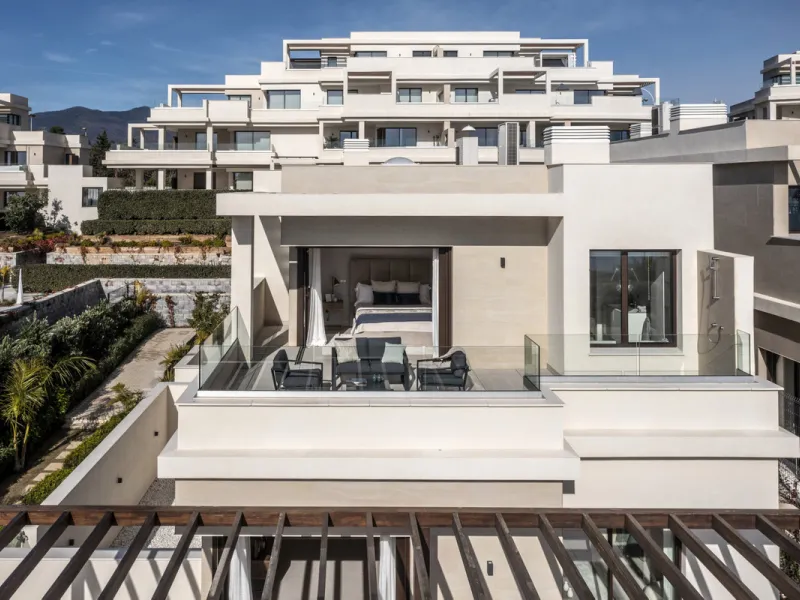 *** Spectacular Luxury Detached Villa on The New Golden Mile, Estepona *** Corner: Maximum Privacy *** 5 Bedrooms and 4 Bathrooms *** Spacious Terraces *** Private Garden with Jacuzzi and Swimming Pool *** BAsement with Windows and Bathroom *** Beachfront