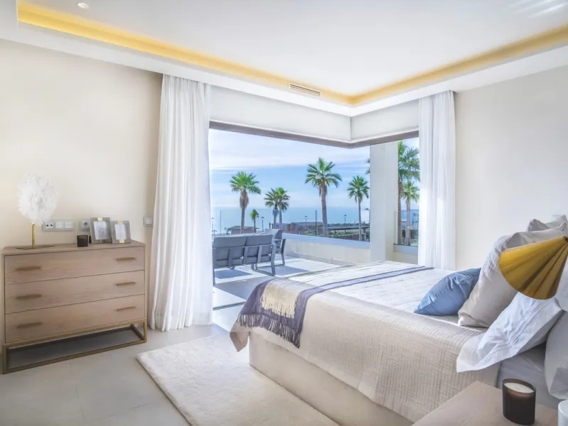 *** Spectacular Luxury Detached Villa on The New Golden Mile, Estepona *** Corner: Maximum Privacy *** 5 Bedrooms and 4 Bathrooms *** Spacious Terraces *** Private Garden with Jacuzzi and Swimming Pool *** BAsement with Windows and Bathroom *** Beachfront