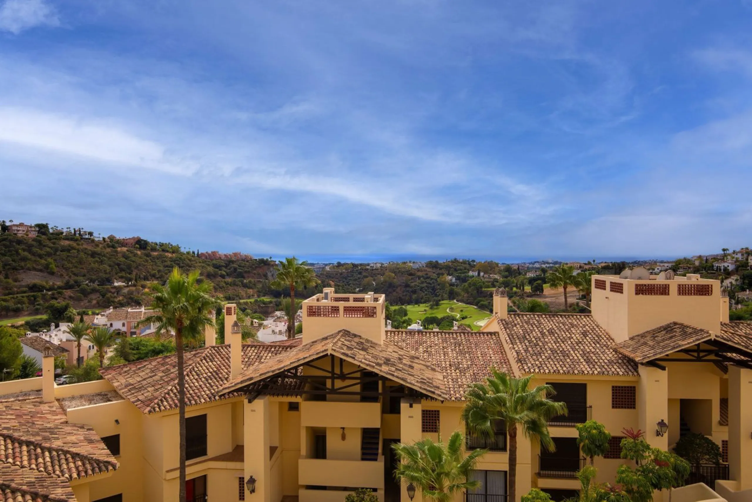 Corner apartment with sea views in Los Pinos, Los Arqueros, Benahavís
