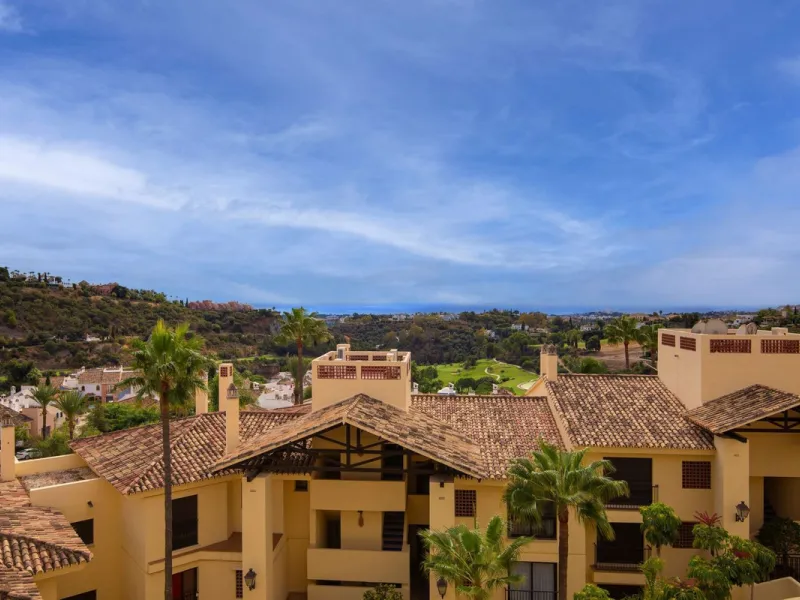 Corner apartment with sea views in Los Pinos, Los Arqueros, Benahavís