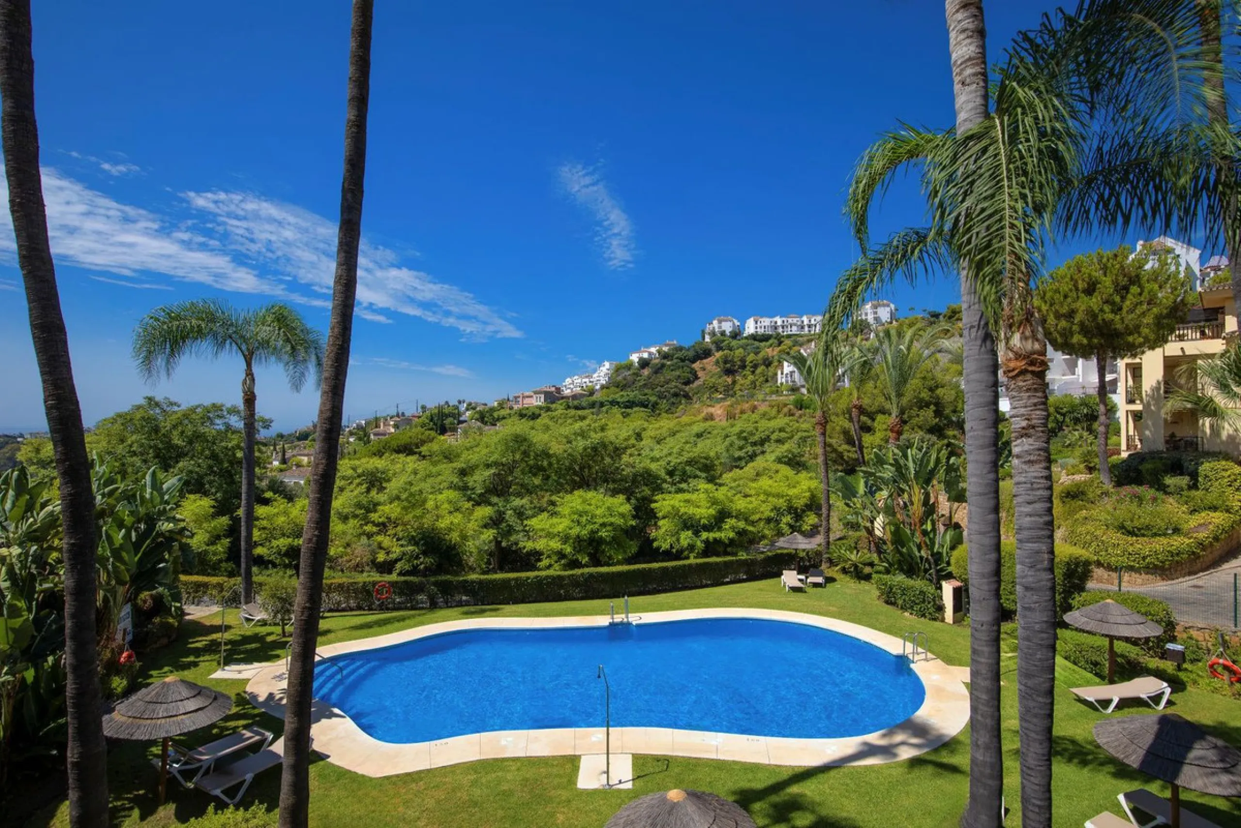 Corner apartment with sea views in Los Pinos, Los Arqueros, Benahavís