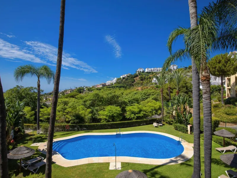Corner apartment with sea views in Los Pinos, Los Arqueros, Benahavís