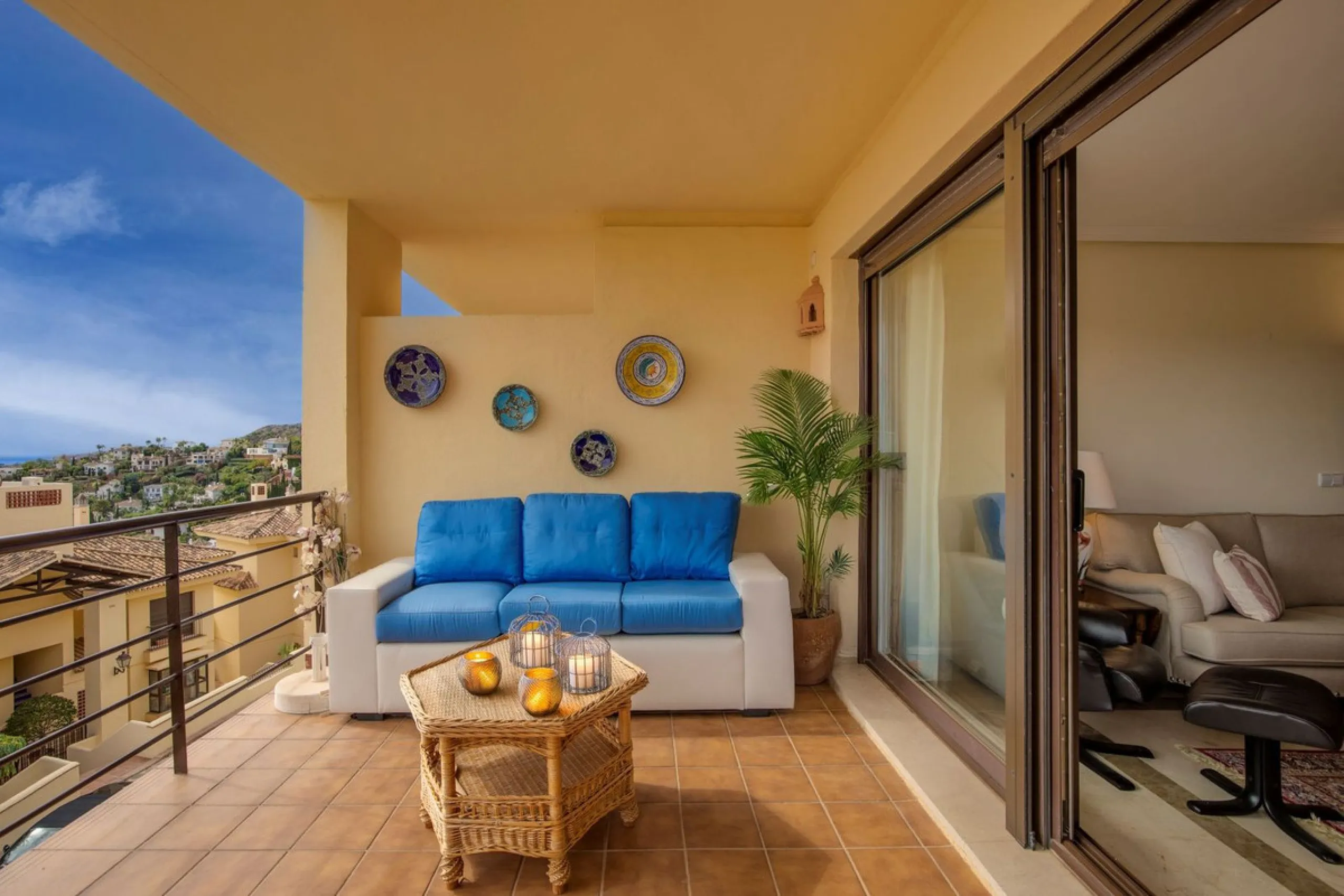 Corner apartment with sea views in Los Pinos, Los Arqueros, Benahavís