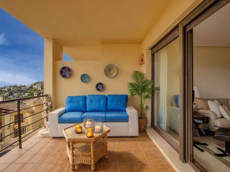 Corner apartment with sea views in Los Pinos, Los Arqueros, Benahavís