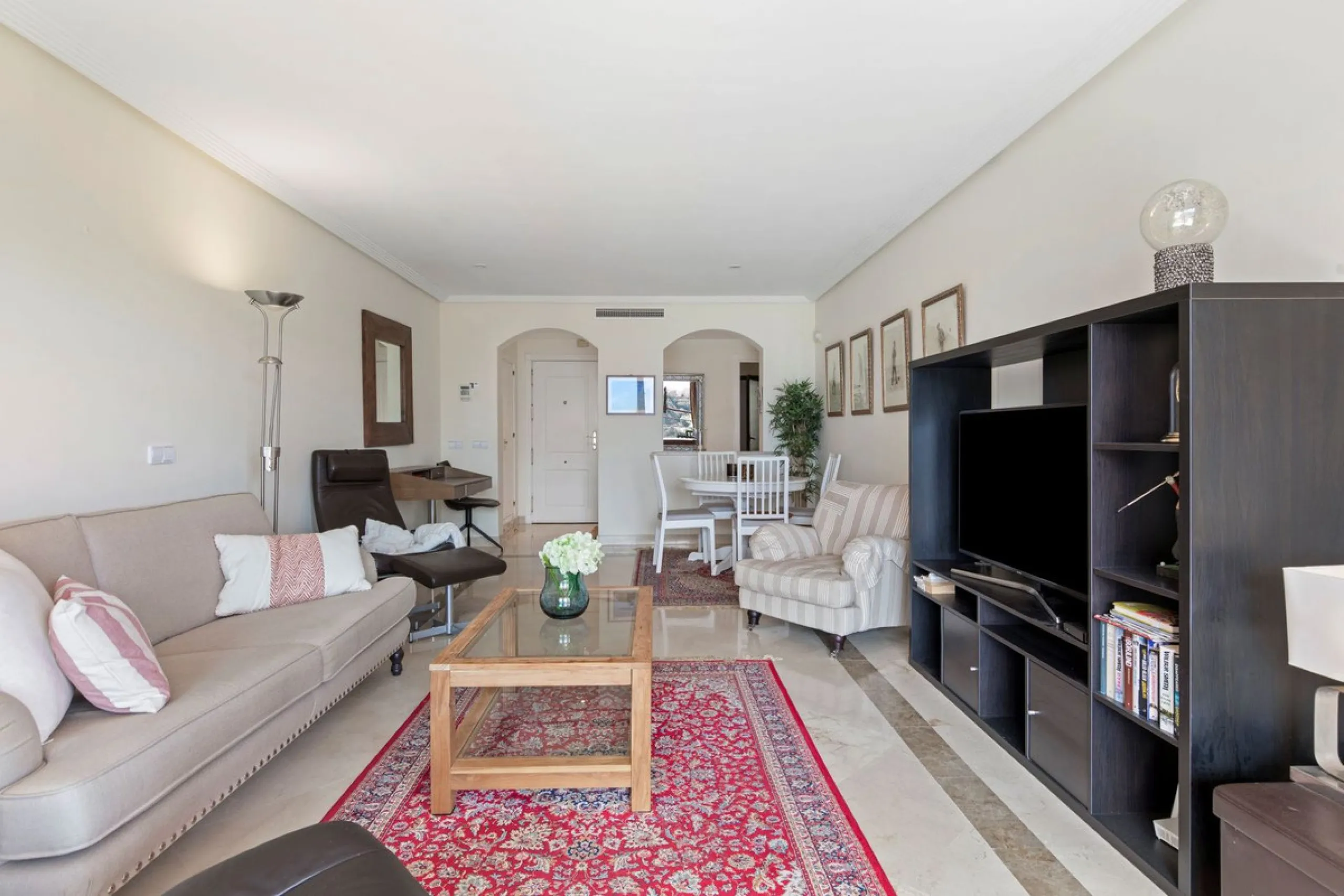 Corner apartment with sea views in Los Pinos, Los Arqueros, Benahavís