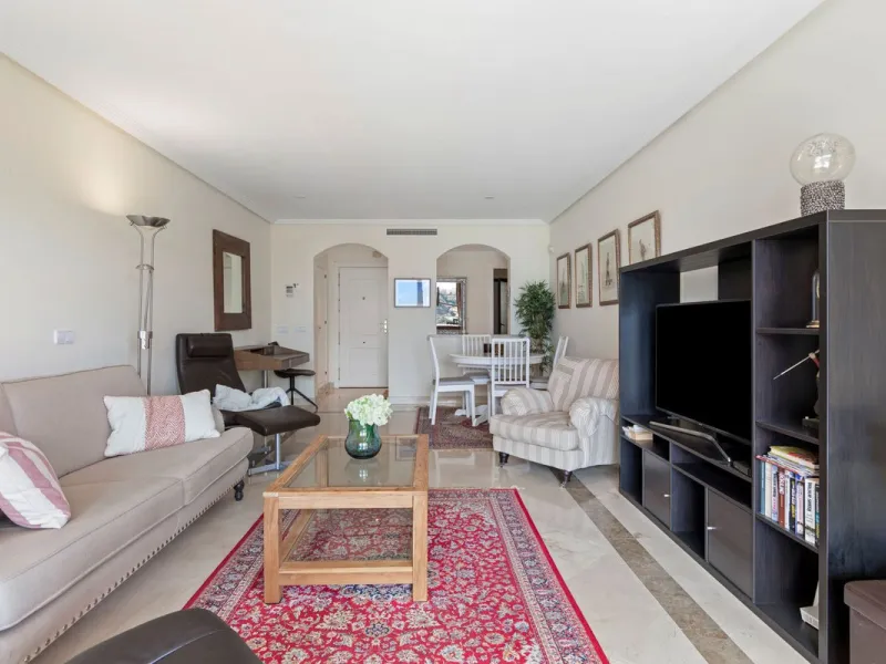 Corner apartment with sea views in Los Pinos, Los Arqueros, Benahavís