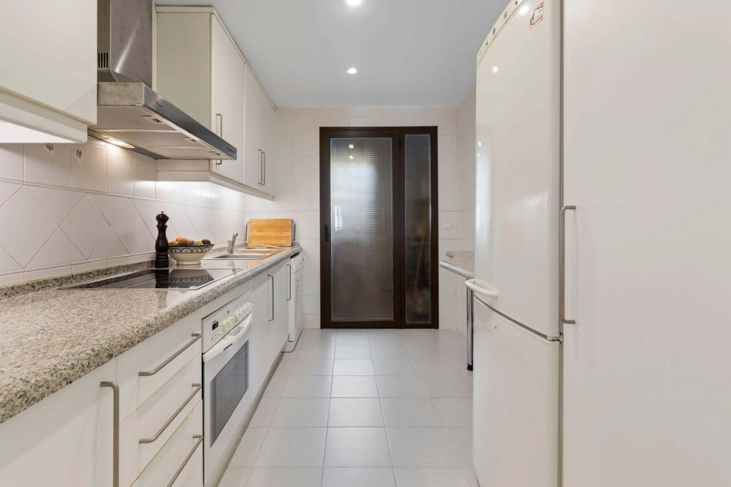 Corner apartment with sea views in Los Pinos, Los Arqueros, Benahavís