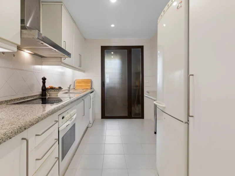 Corner apartment with sea views in Los Pinos, Los Arqueros, Benahavís