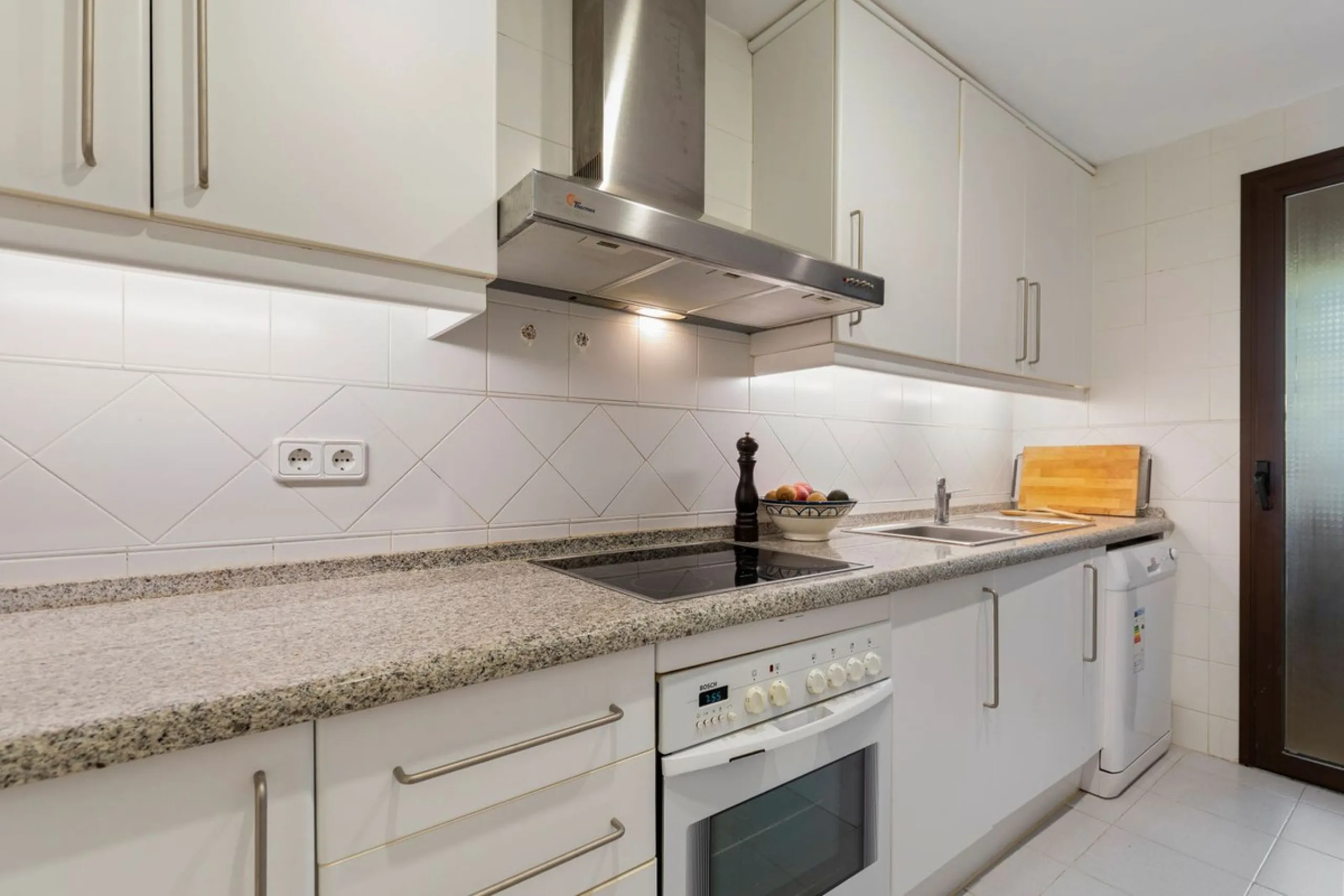 Corner apartment with sea views in Los Pinos, Los Arqueros, Benahavís
