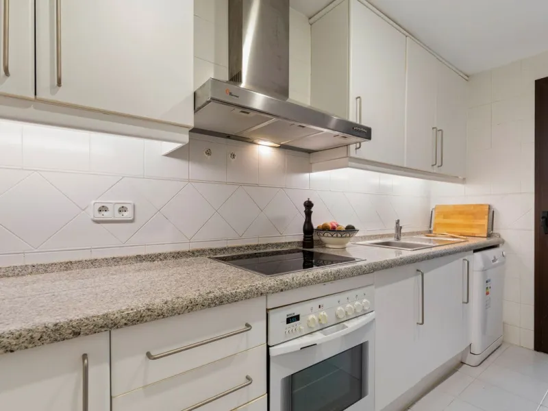 Corner apartment with sea views in Los Pinos, Los Arqueros, Benahavís