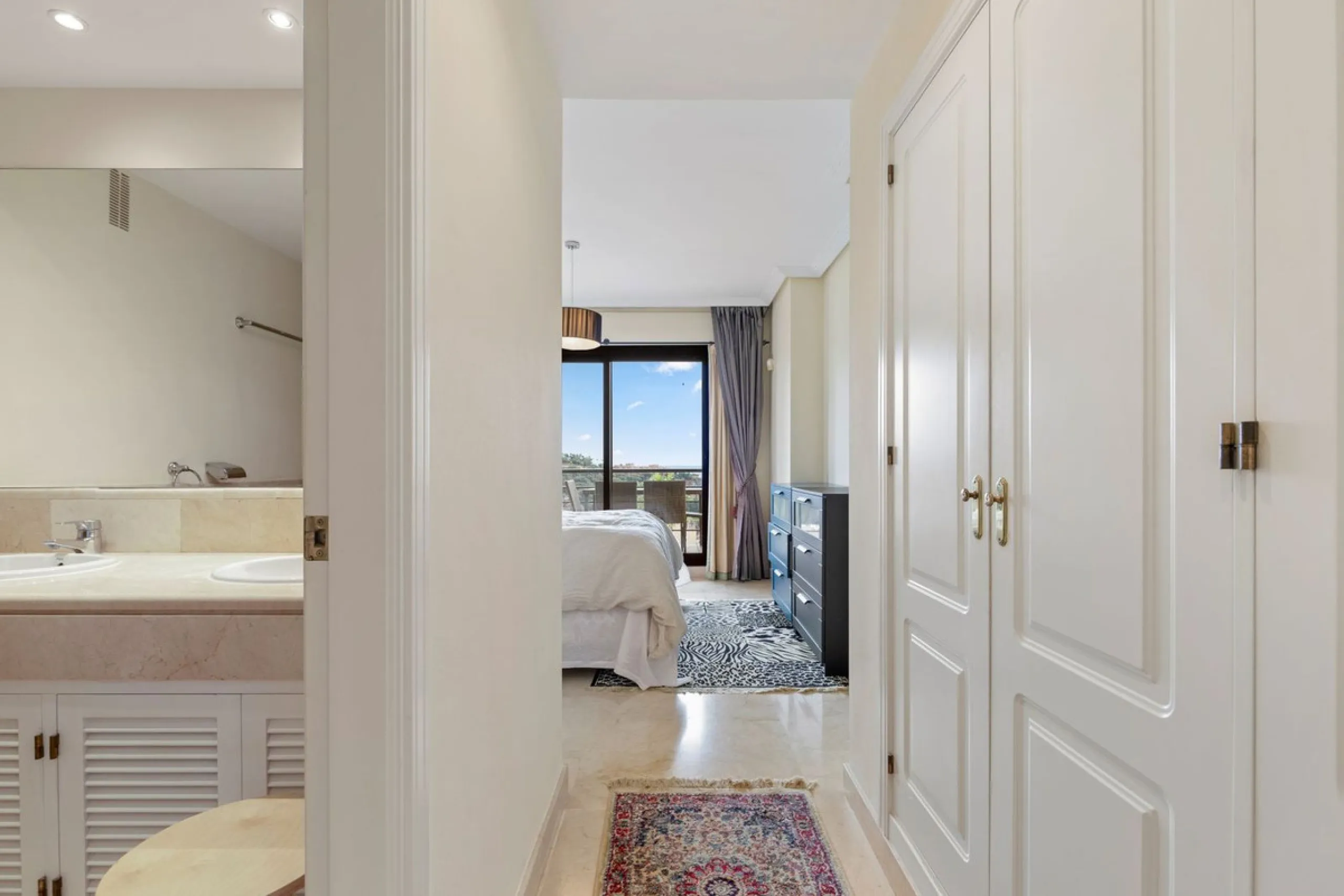 Corner apartment with sea views in Los Pinos, Los Arqueros, Benahavís