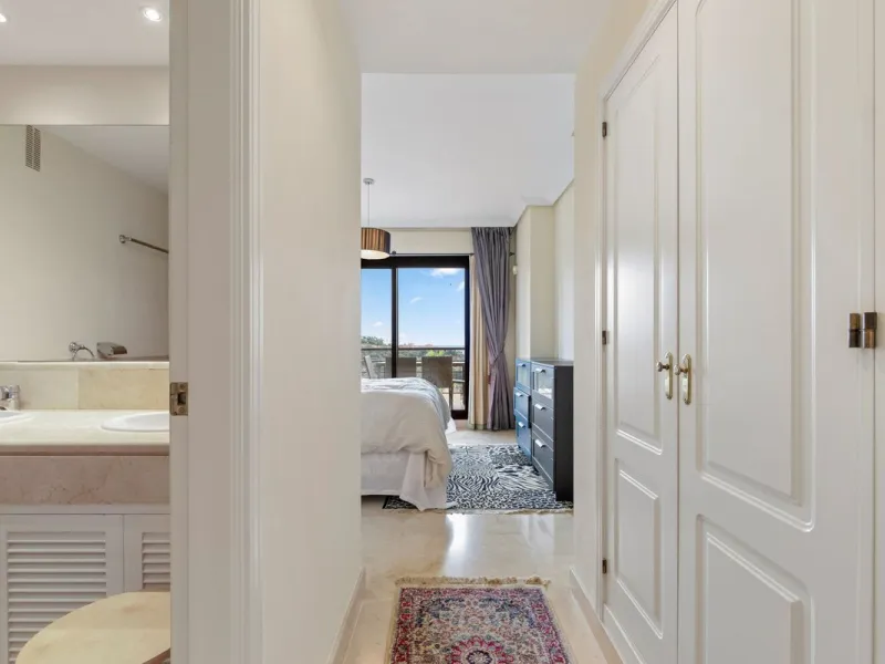 Corner apartment with sea views in Los Pinos, Los Arqueros, Benahavís