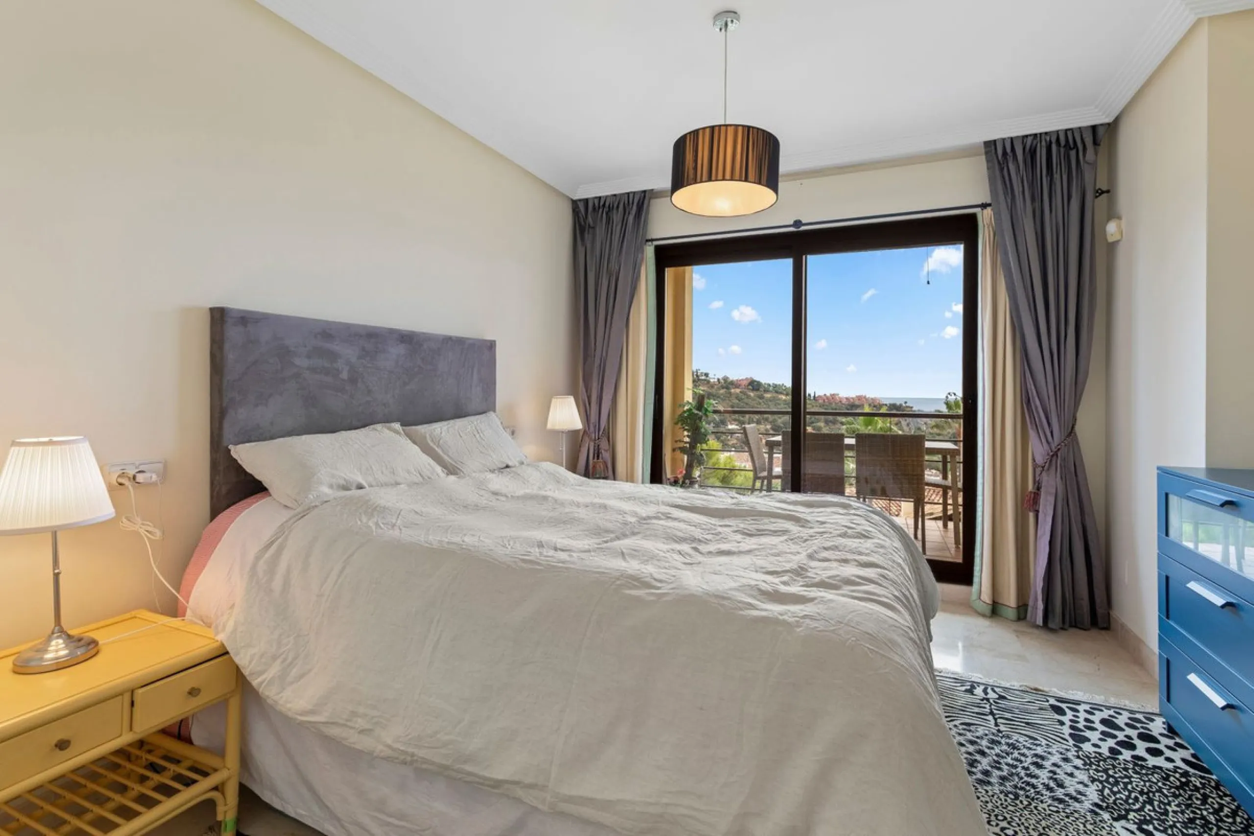 Corner apartment with sea views in Los Pinos, Los Arqueros, Benahavís