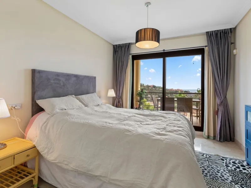 Corner apartment with sea views in Los Pinos, Los Arqueros, Benahavís
