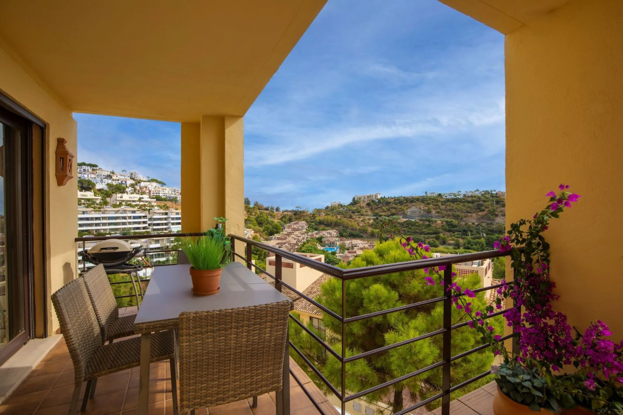 Corner apartment with sea views in Los Pinos, Los Arqueros, Benahavís