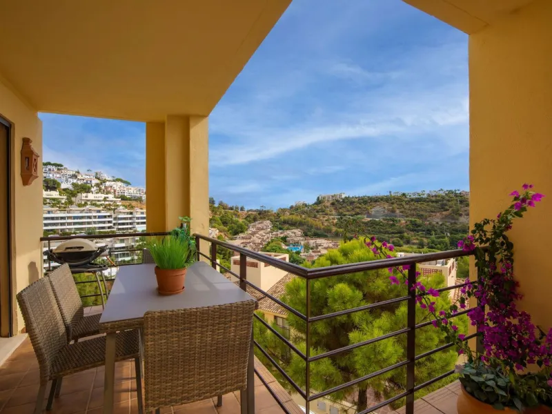 Corner apartment with sea views in Los Pinos, Los Arqueros, Benahavís