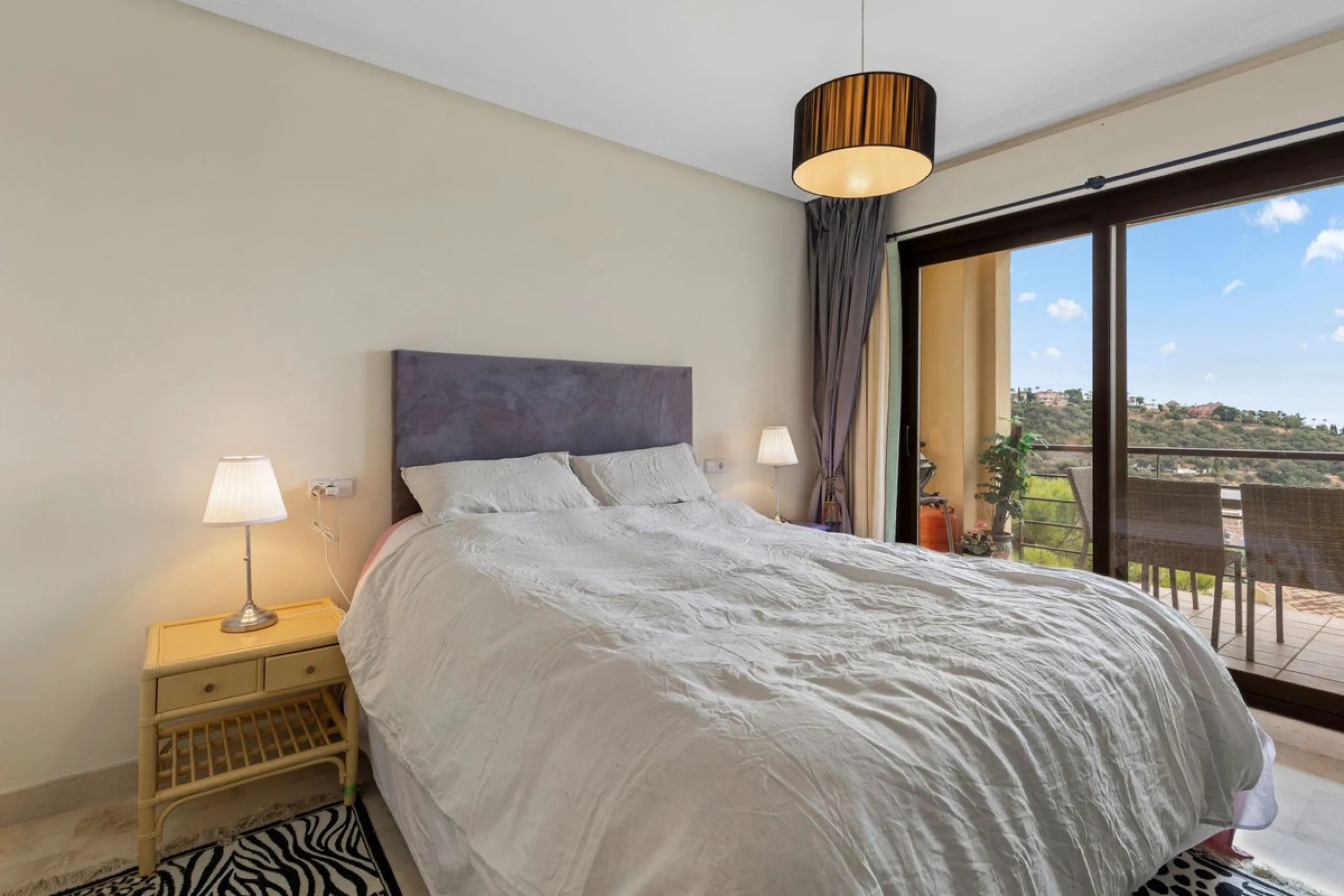 Corner apartment with sea views in Los Pinos, Los Arqueros, Benahavís