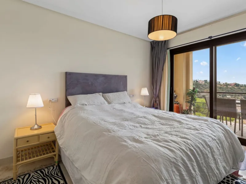 Corner apartment with sea views in Los Pinos, Los Arqueros, Benahavís