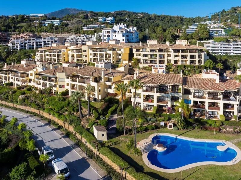 Corner apartment with sea views in Los Pinos, Los Arqueros, Benahavís