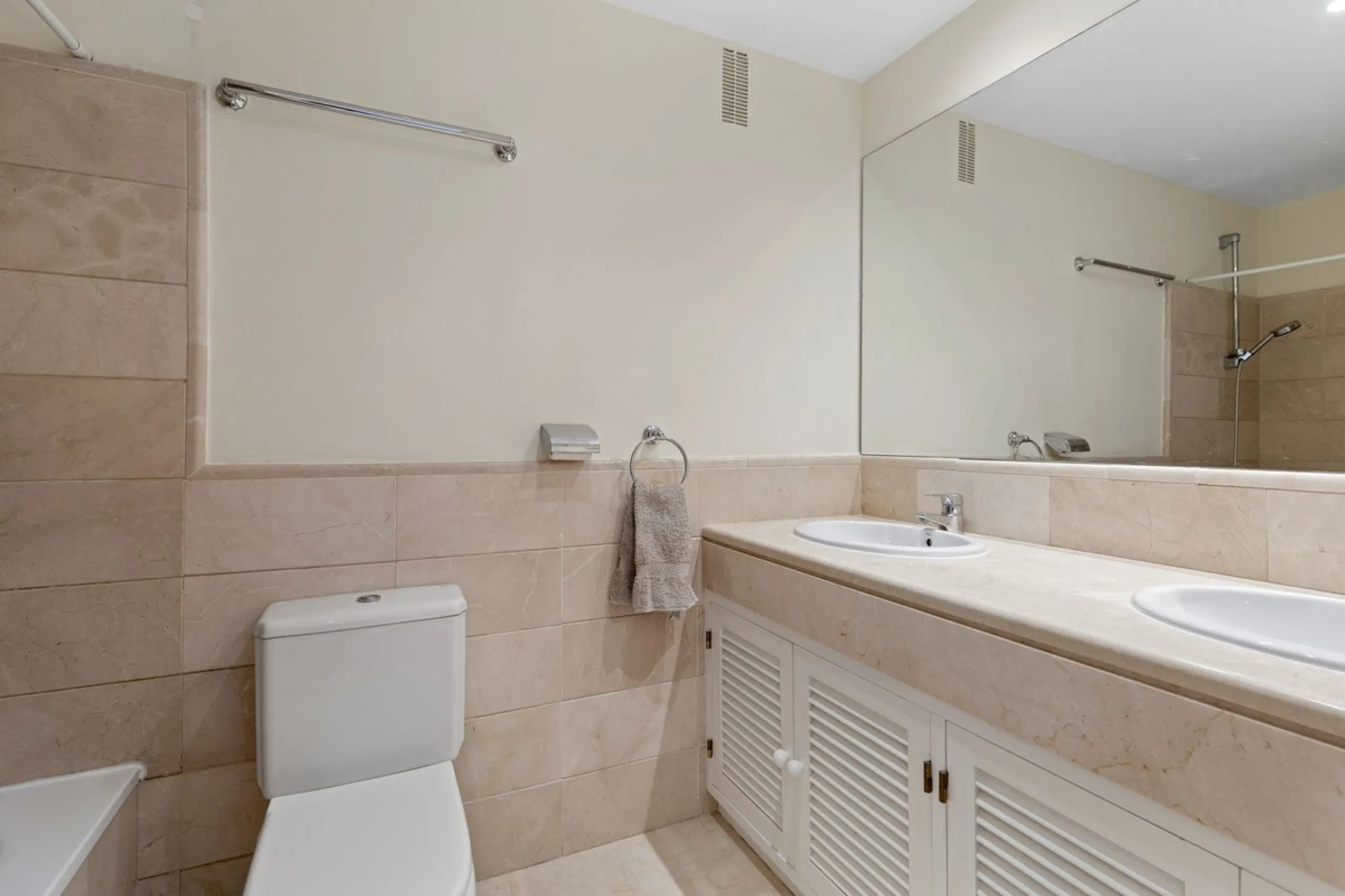 Corner apartment with sea views in Los Pinos, Los Arqueros, Benahavís