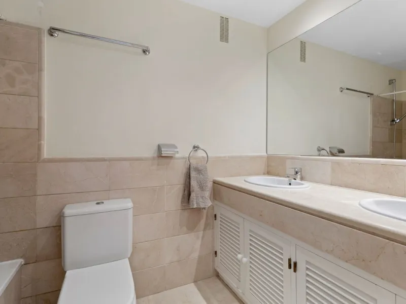 Corner apartment with sea views in Los Pinos, Los Arqueros, Benahavís