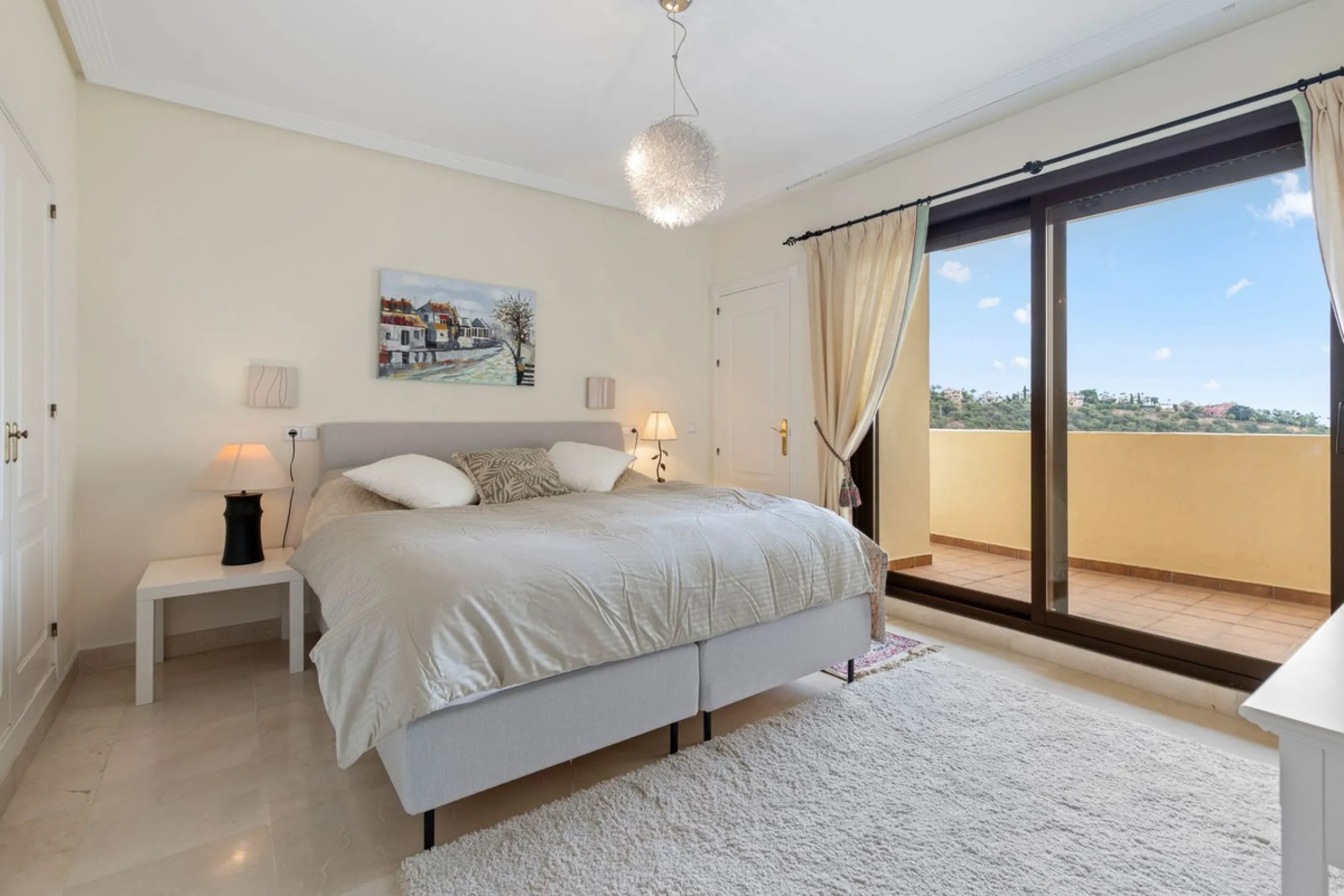 Corner apartment with sea views in Los Pinos, Los Arqueros, Benahavís