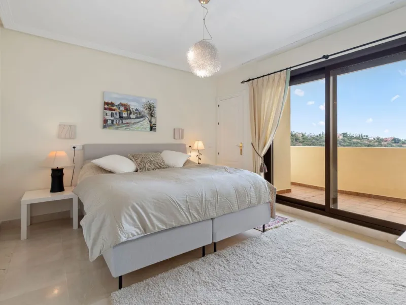 Corner apartment with sea views in Los Pinos, Los Arqueros, Benahavís