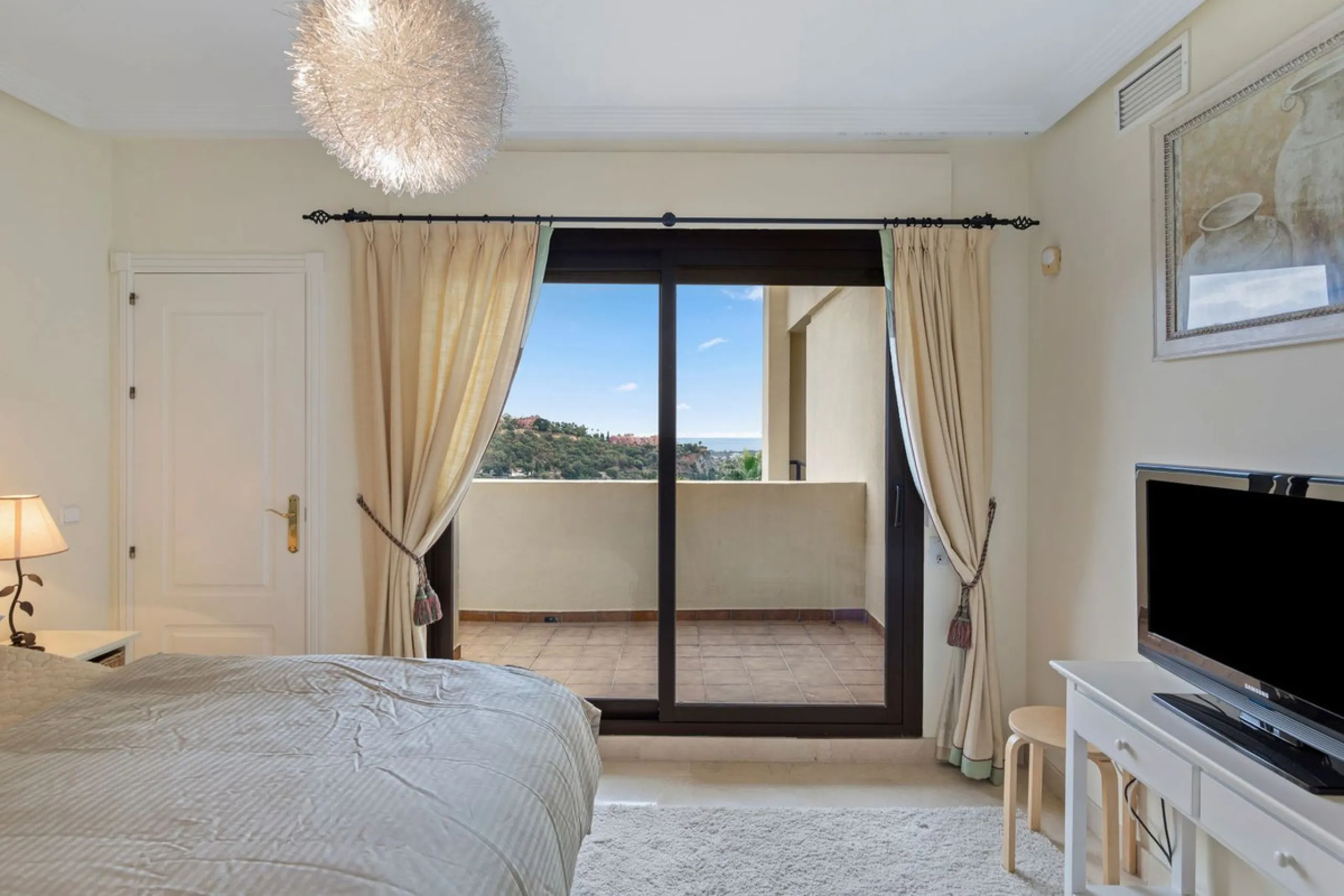 Corner apartment with sea views in Los Pinos, Los Arqueros, Benahavís