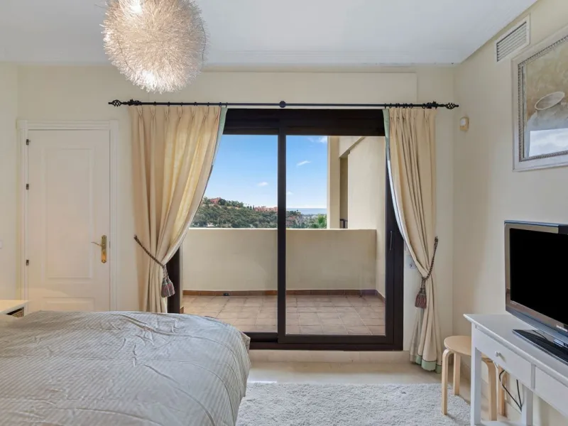 Corner apartment with sea views in Los Pinos, Los Arqueros, Benahavís