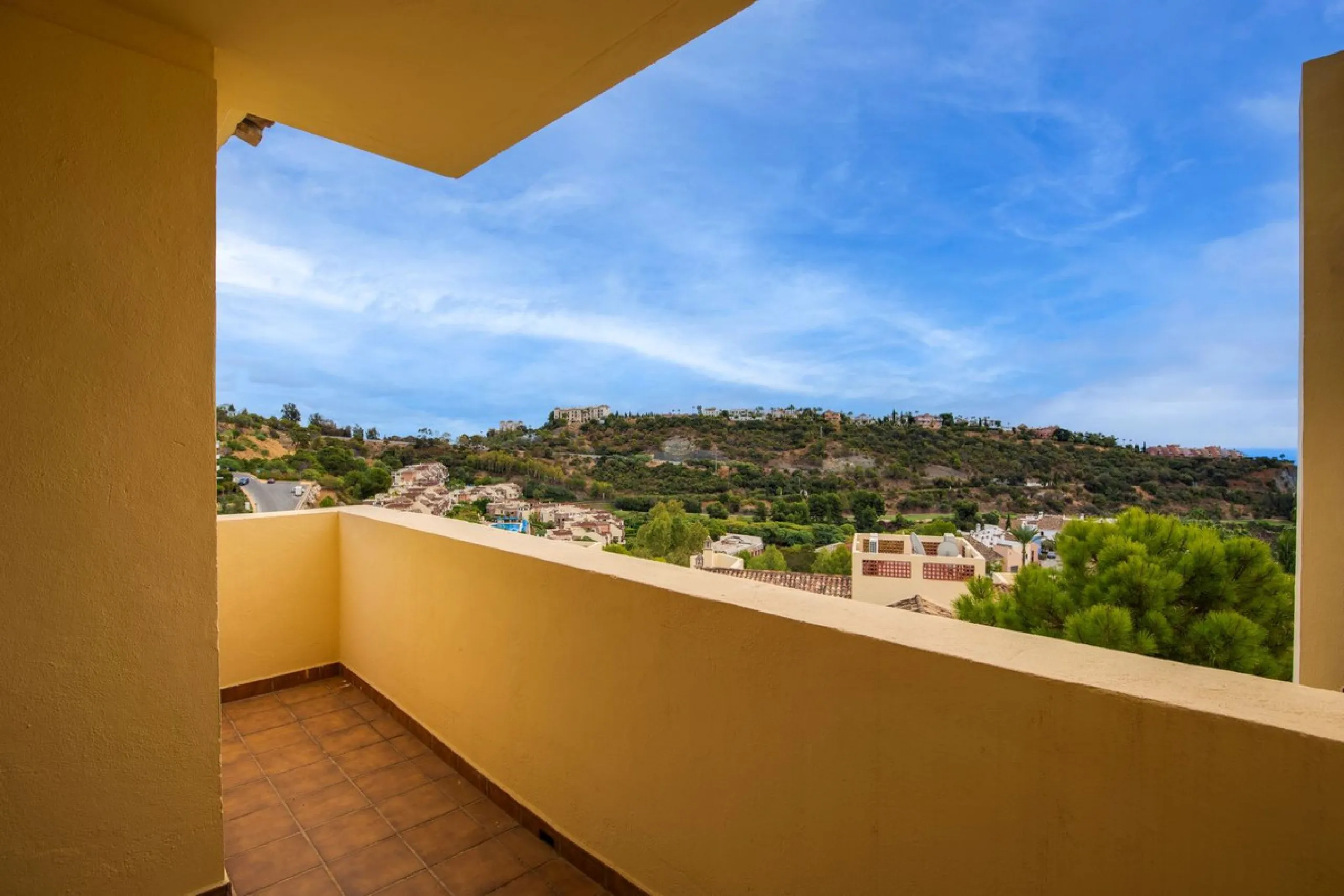 Corner apartment with sea views in Los Pinos, Los Arqueros, Benahavís
