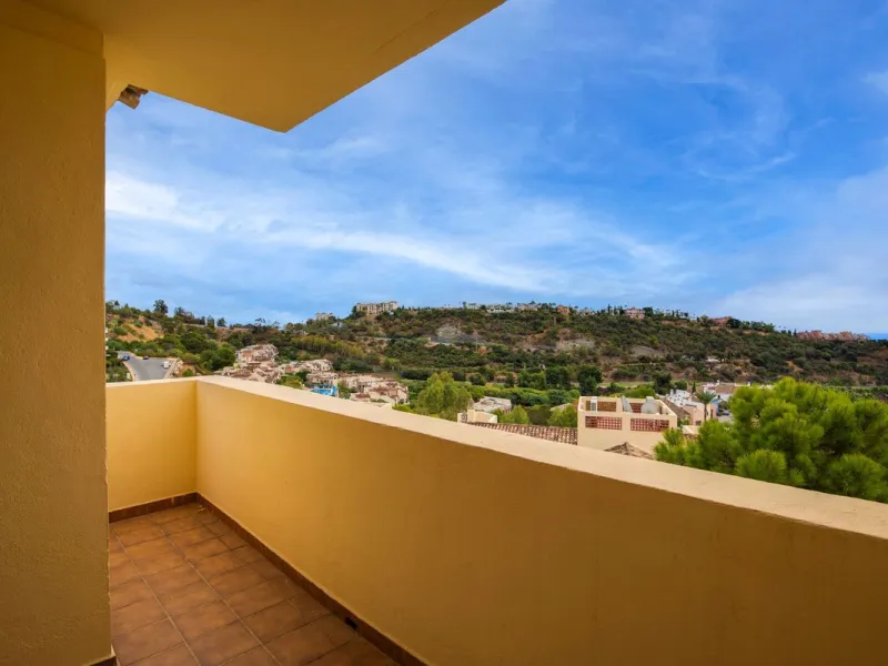 Corner apartment with sea views in Los Pinos, Los Arqueros, Benahavís