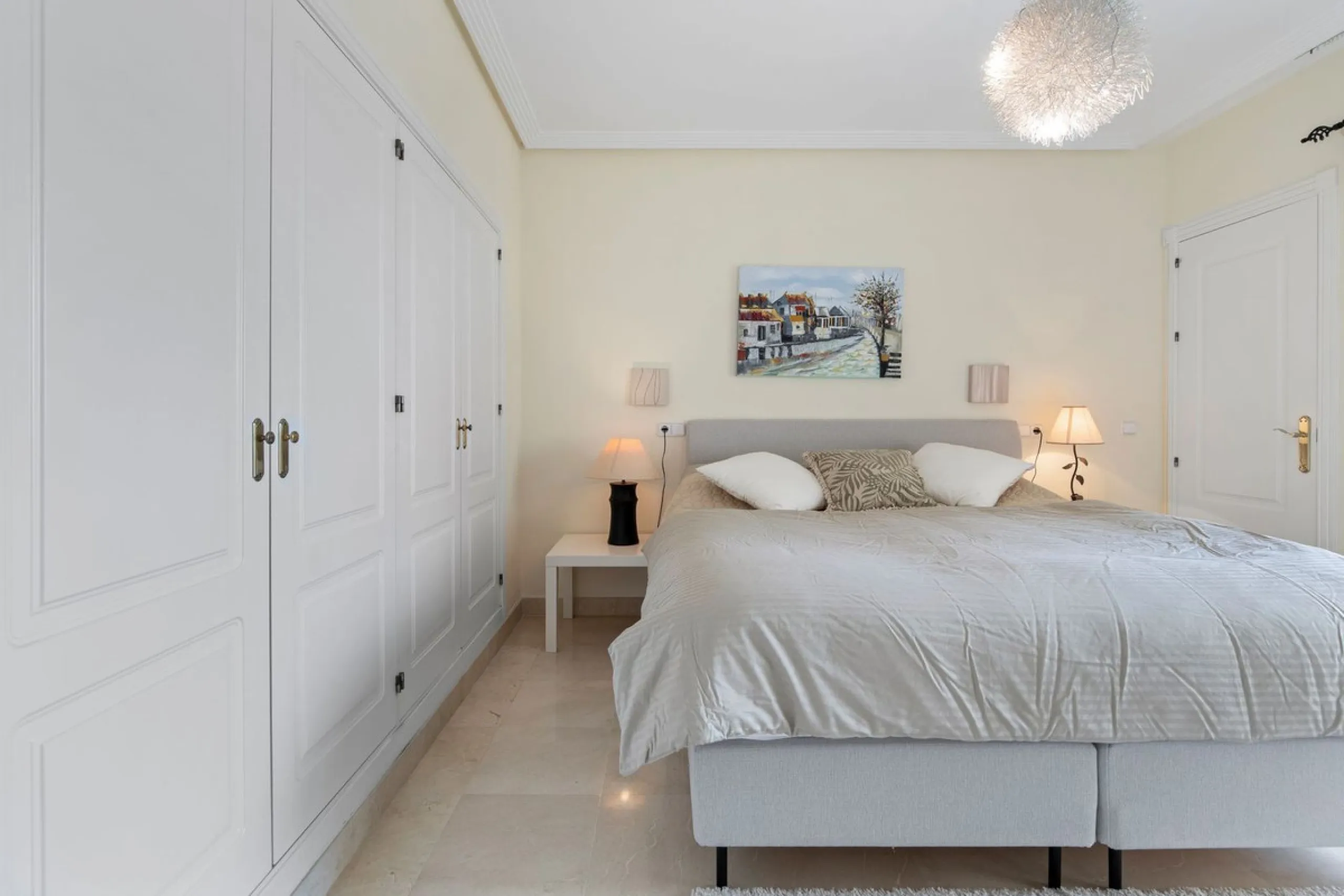 Corner apartment with sea views in Los Pinos, Los Arqueros, Benahavís