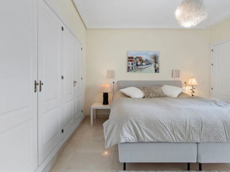 Corner apartment with sea views in Los Pinos, Los Arqueros, Benahavís