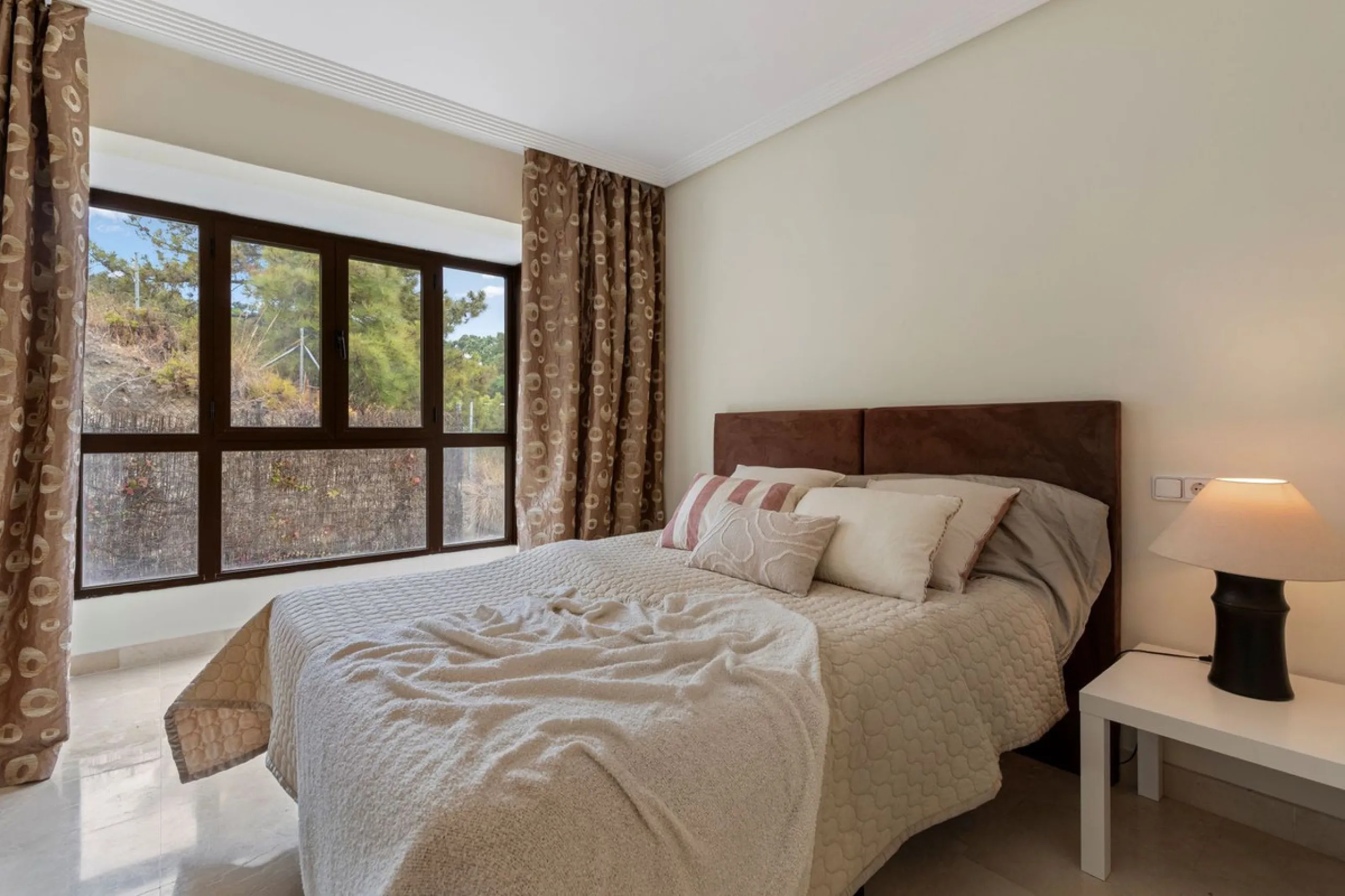 Corner apartment with sea views in Los Pinos, Los Arqueros, Benahavís