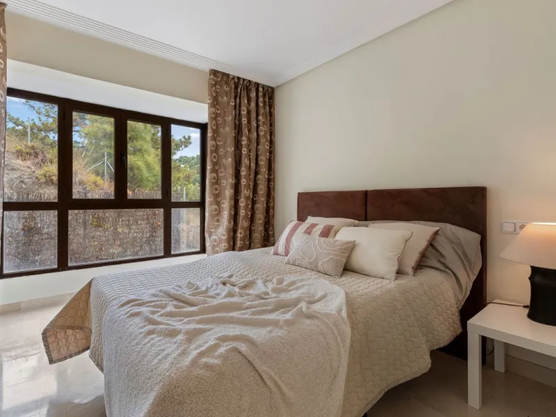 Corner apartment with sea views in Los Pinos, Los Arqueros, Benahavís