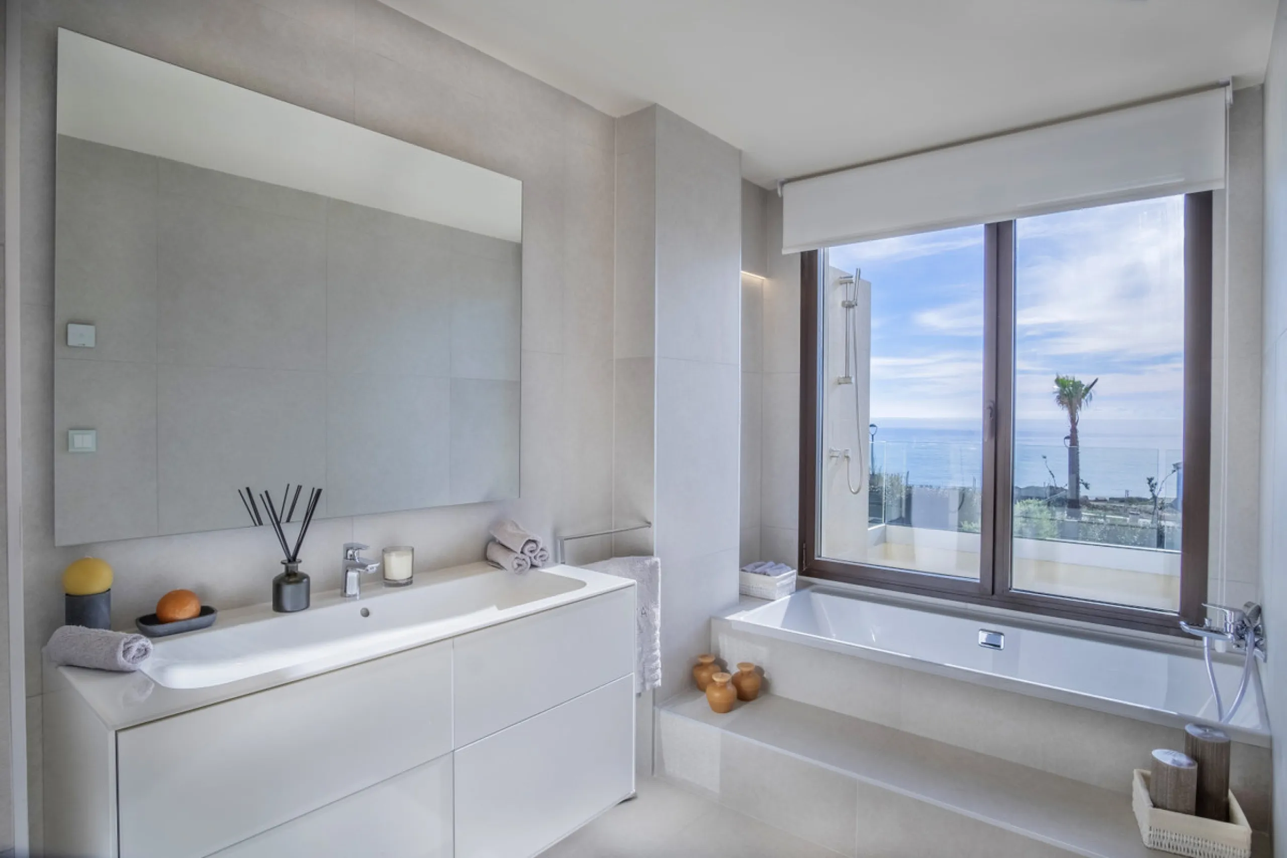 *** Spectacular Luxury Detached Villa on The New Golden Mile, Estepona *** Corner: Maximum Privacy *** 5 Bedrooms and 4 Bathrooms *** Spacious Terraces *** Private Garden with Jacuzzi and Swimming Pool *** BAsement with Windows and Bathroom *** Beachfront