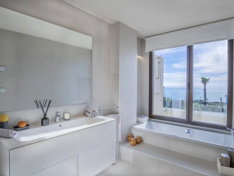 *** Spectacular Luxury Detached Villa on The New Golden Mile, Estepona *** Corner: Maximum Privacy *** 5 Bedrooms and 4 Bathrooms *** Spacious Terraces *** Private Garden with Jacuzzi and Swimming Pool *** BAsement with Windows and Bathroom *** Beachfront