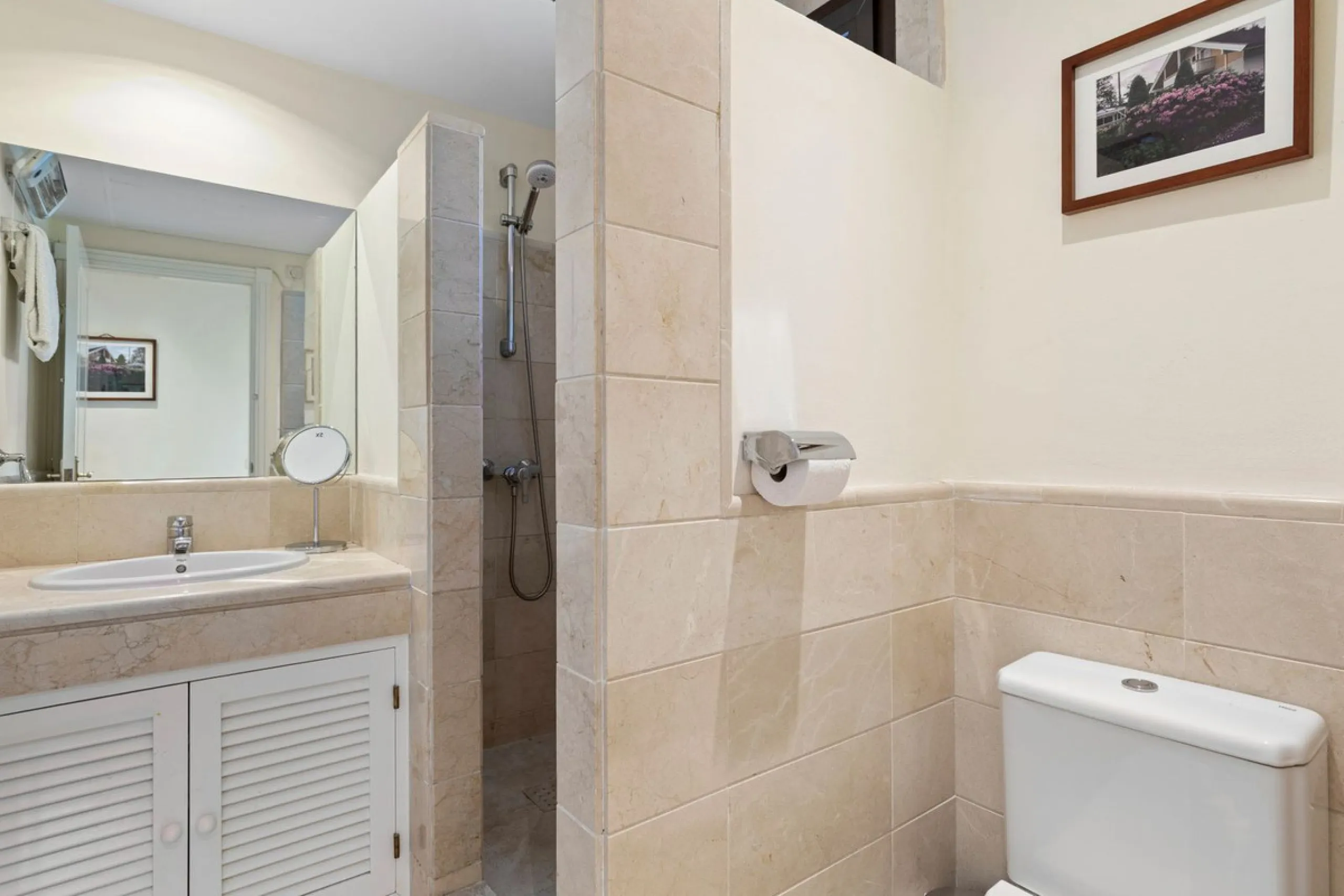 Corner apartment with sea views in Los Pinos, Los Arqueros, Benahavís
