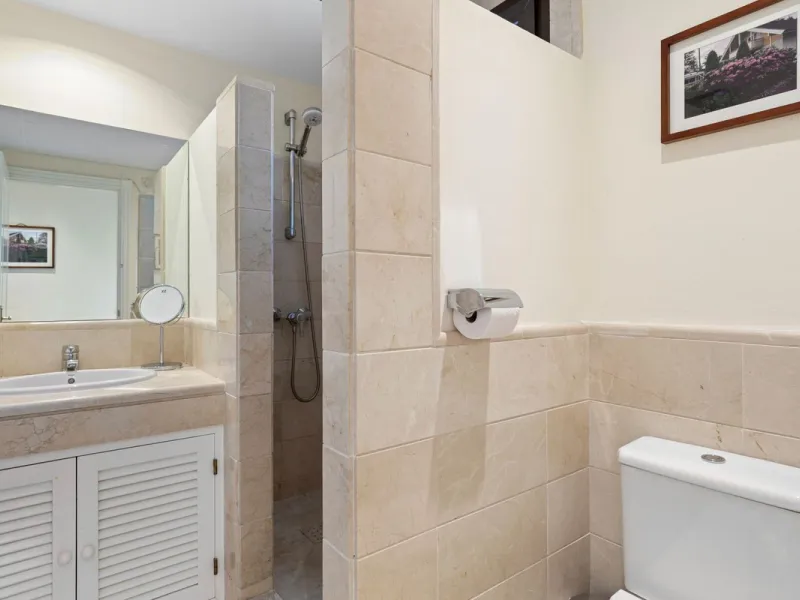 Corner apartment with sea views in Los Pinos, Los Arqueros, Benahavís