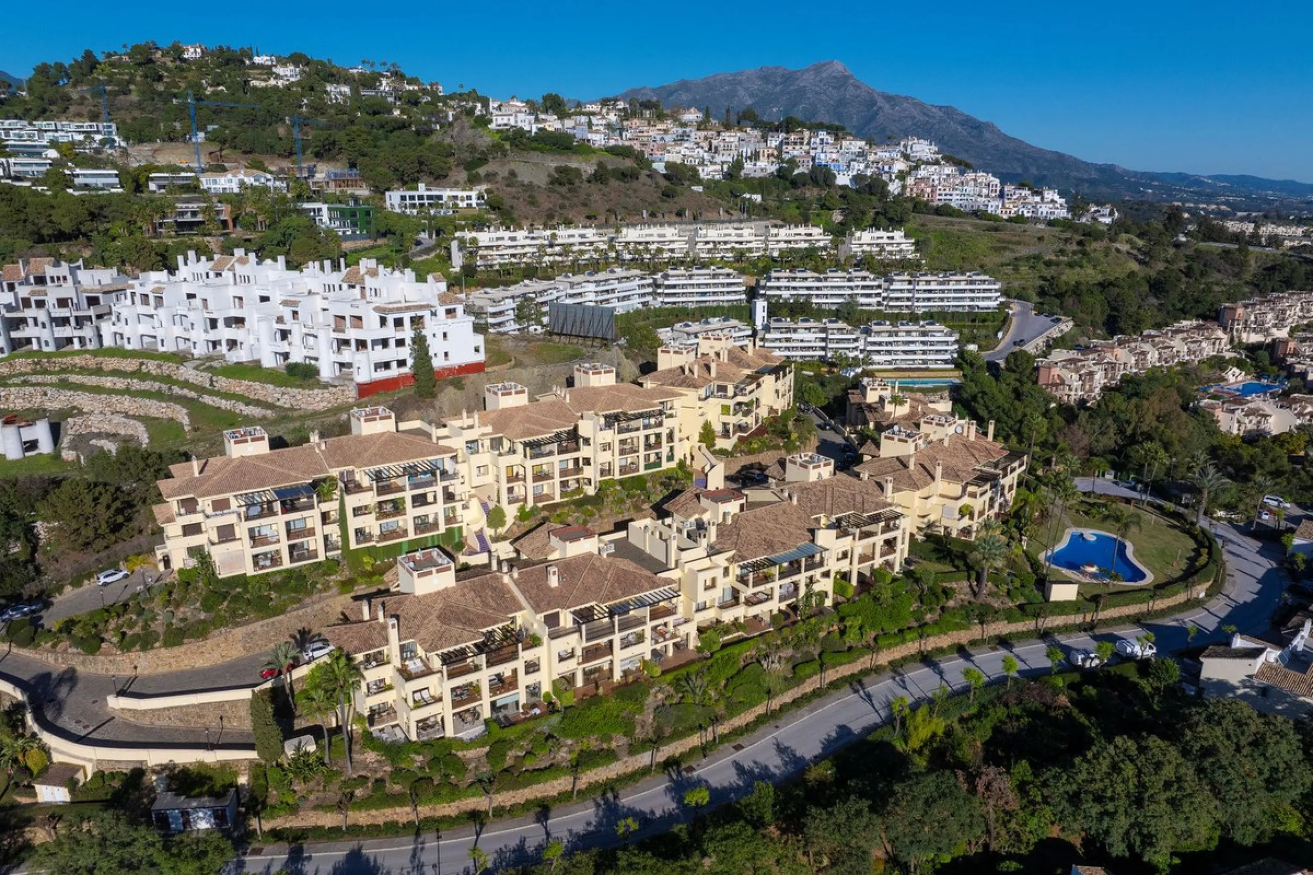 Corner apartment with sea views in Los Pinos, Los Arqueros, Benahavís