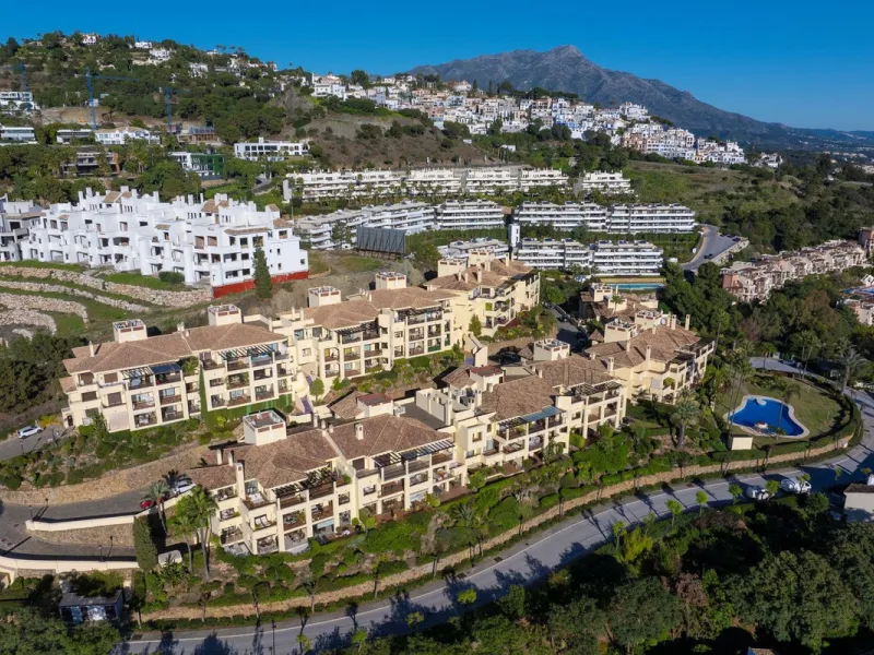 Corner apartment with sea views in Los Pinos, Los Arqueros, Benahavís