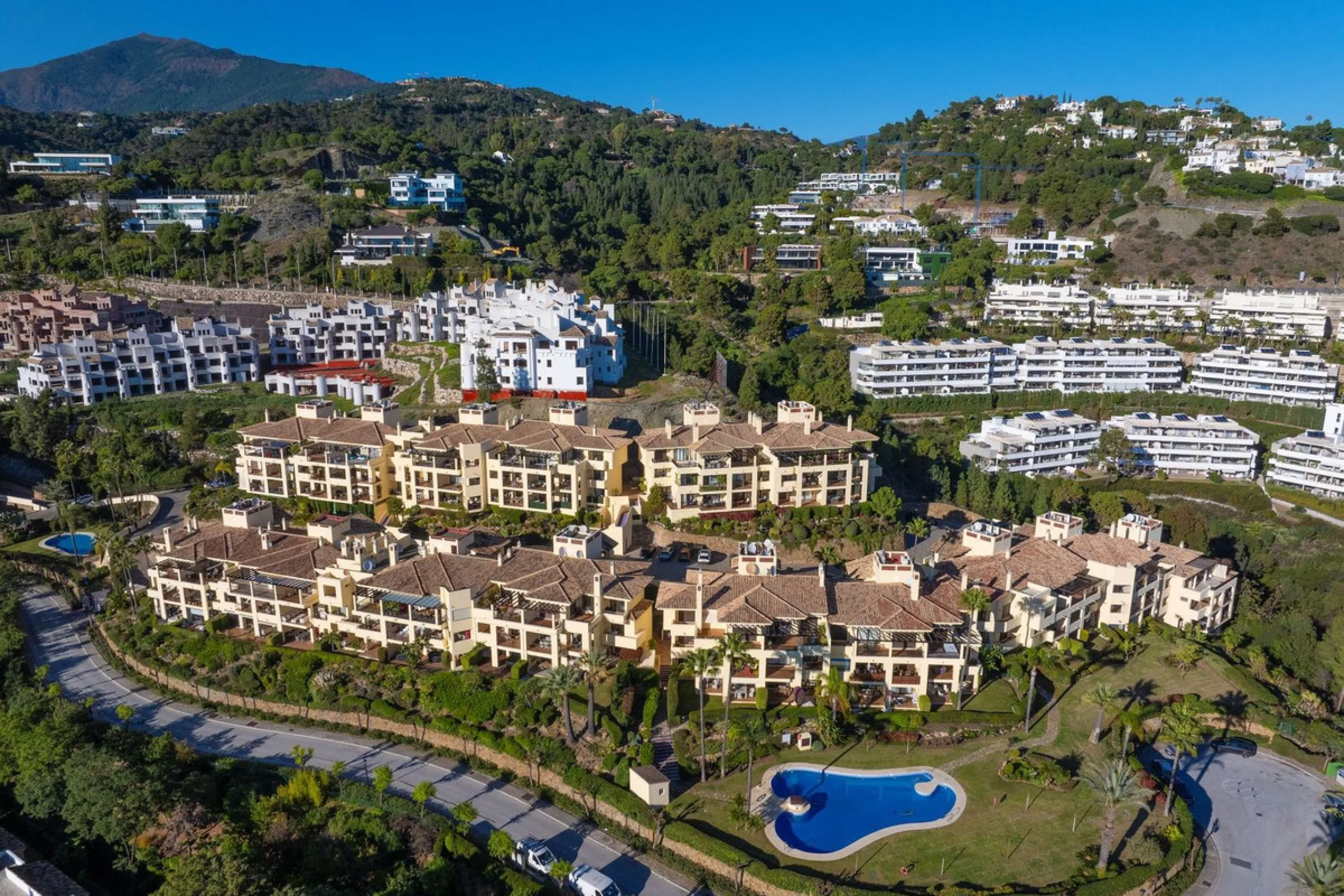 Corner apartment with sea views in Los Pinos, Los Arqueros, Benahavís
