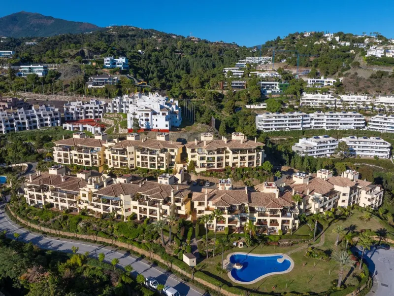 Corner apartment with sea views in Los Pinos, Los Arqueros, Benahavís