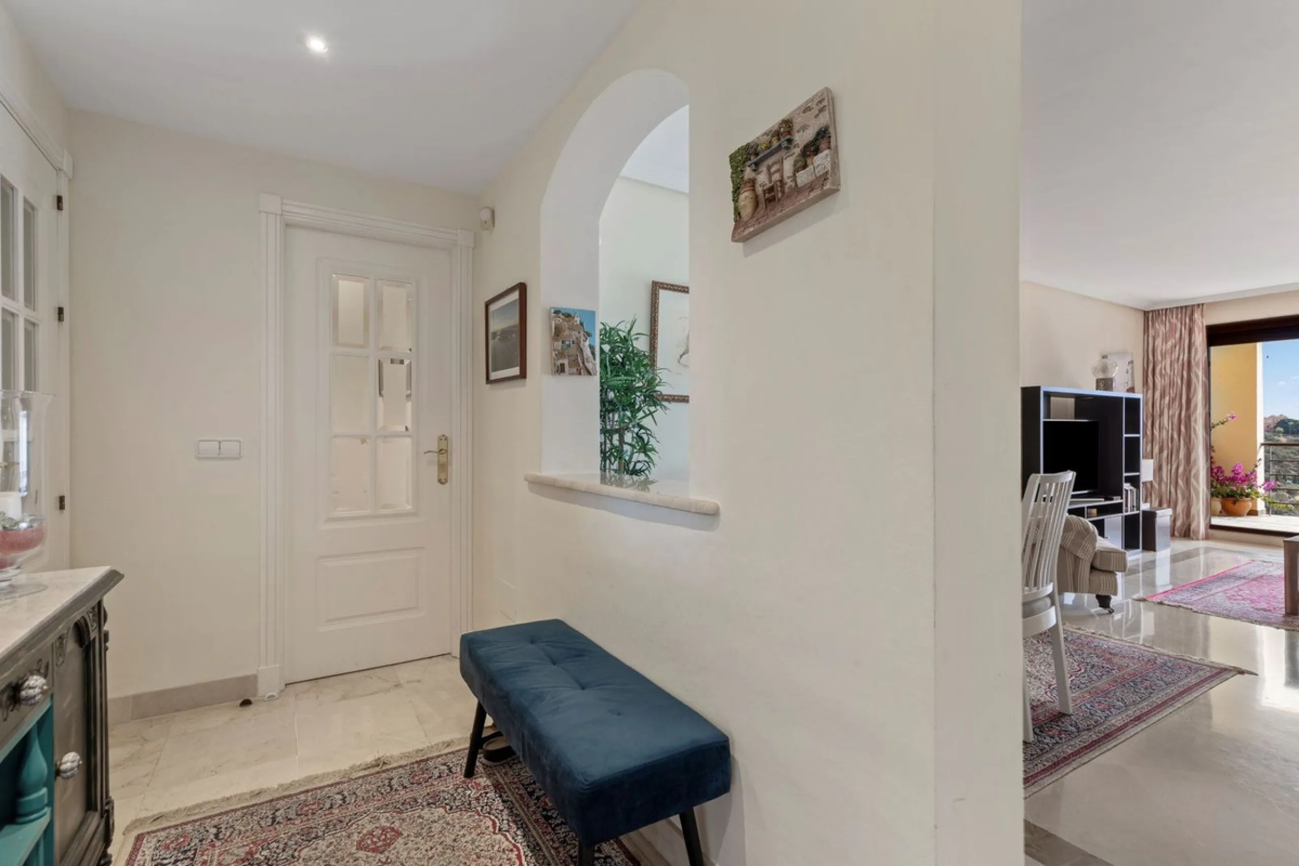 Corner apartment with sea views in Los Pinos, Los Arqueros, Benahavís